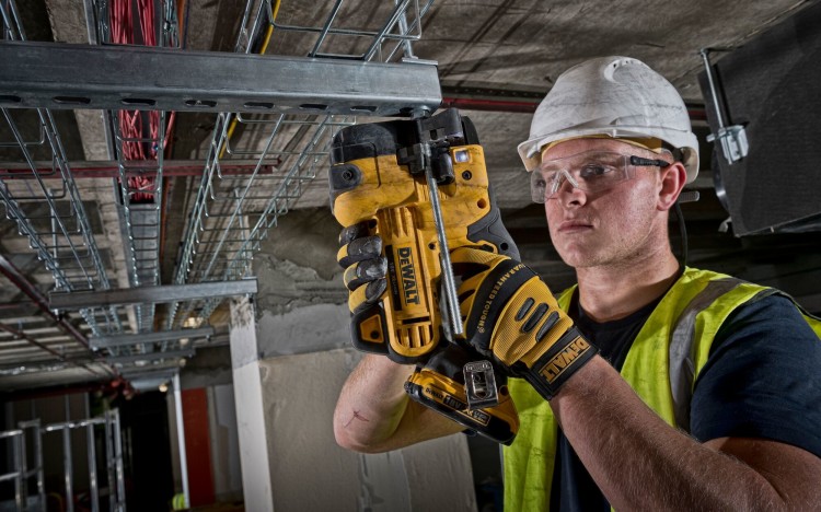 zastosowanie przecinarki do cięcia prętów DEWALT DCS350