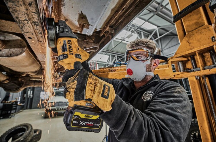 zastosowanie szlifierki kątowej 54V  DEWALT DCG418N