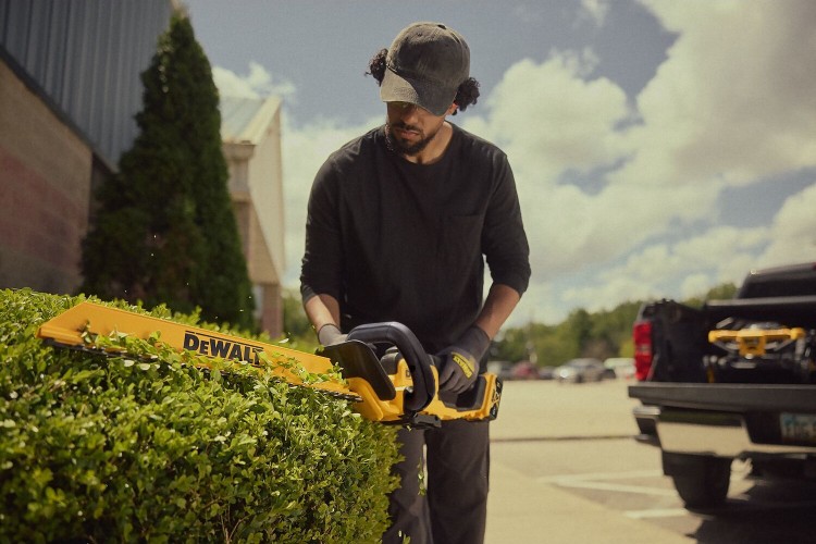 zastosowanie akumulatorowych nożyc do żywopłotu DeWALT DCMHT562