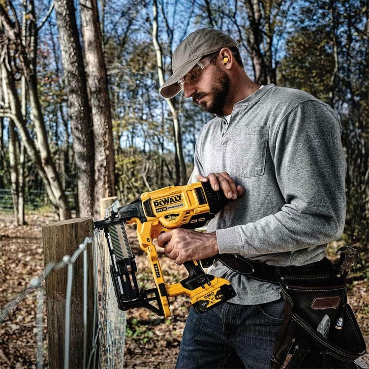 zastosowanie gwoździarki do skobli DEWALT DCFS950
