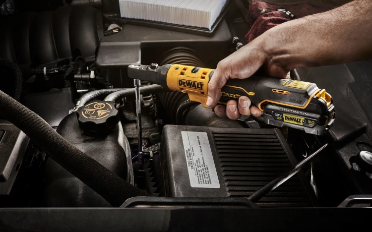 zastosowanie grzechotki akumulatorowej DEWALT DCF500N