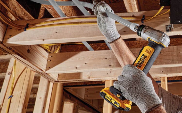 zastosowanie rozszerzacza do rur PEX DEWALT DCE400