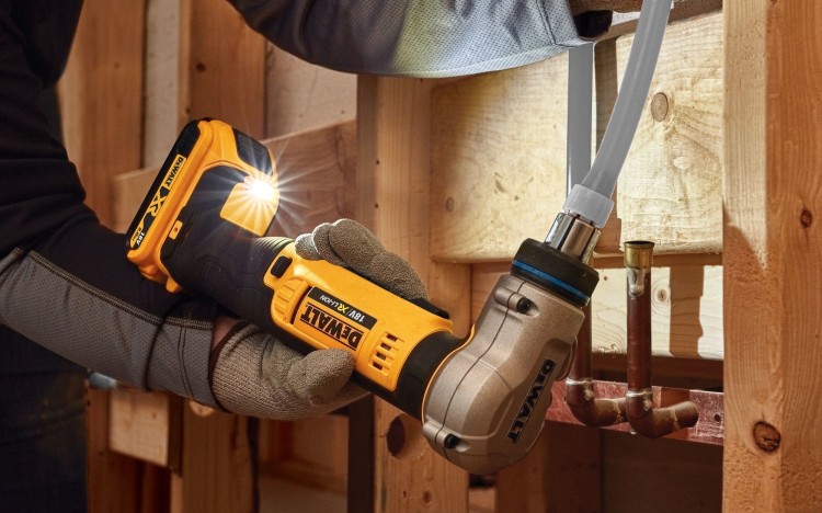 zastosowanie rozszerzacza do rur akumulatorowego PEX DEWALT DCE400