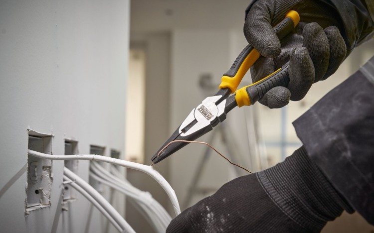 zastosowanie szczypiec wydłużonych DEWALT DWHT82798