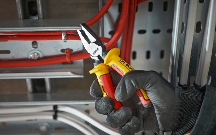 zastosowanie szczypiec uniwersalnych DEWALT DWHT82810
