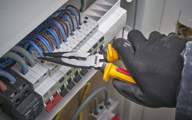 zastosowanie szczypiec dla elektryka DEWALT DWHT82804