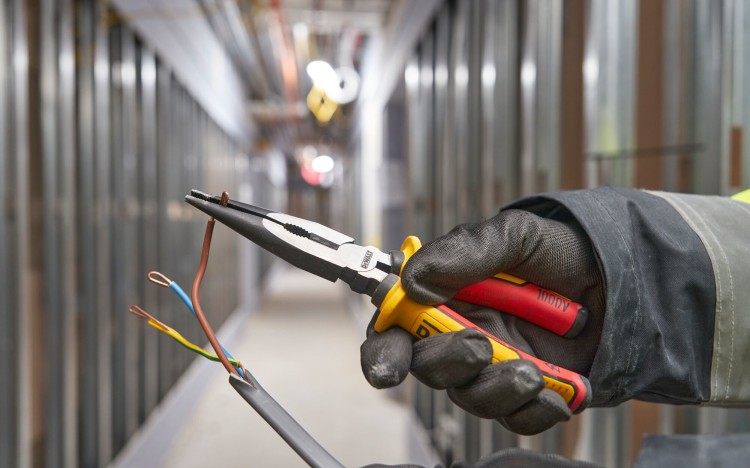 zastosowanie szczypiec wydłużonych DEWALT DWHT82804