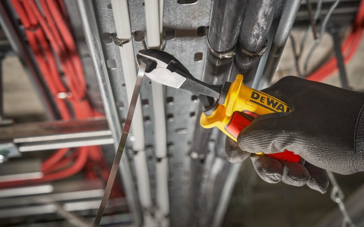zastosowanie szczypiec dla elektryka DEWALT DWHT8280
