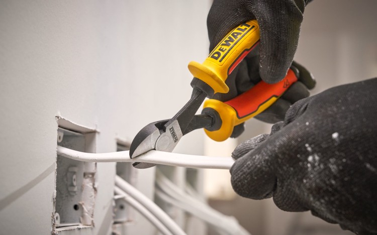 zastosowanie szczypiec bocznych DEWALT DWHT82801