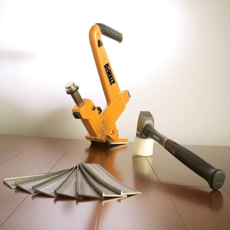 Ręczna gwoździarka do podłóg DEWALT DMF1550