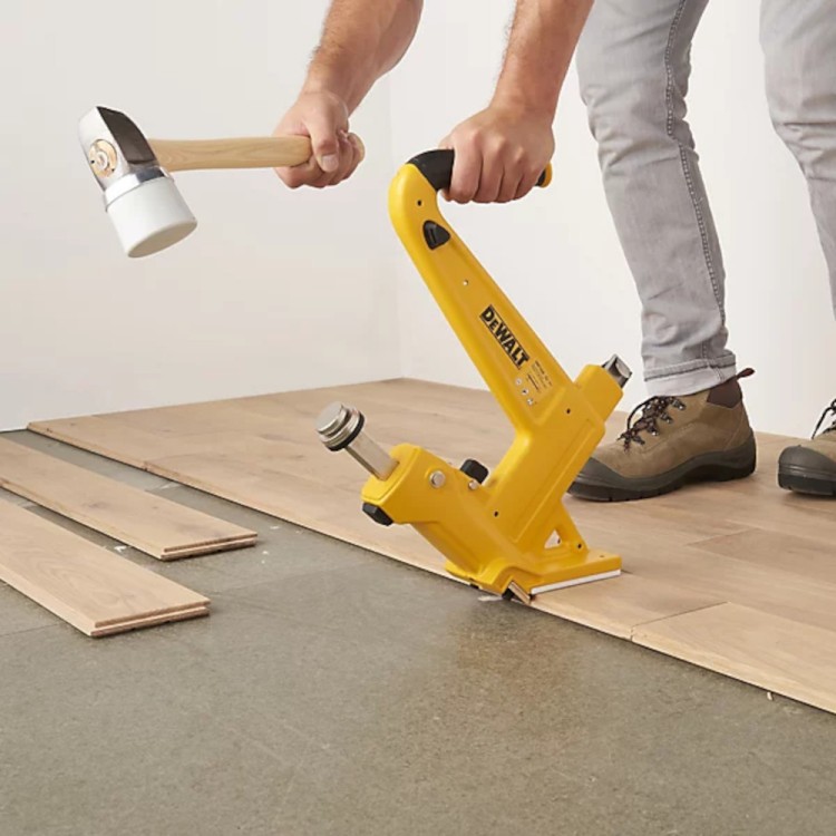 zastosowanie ręcznej gwoździarki DEWALT DMF1550