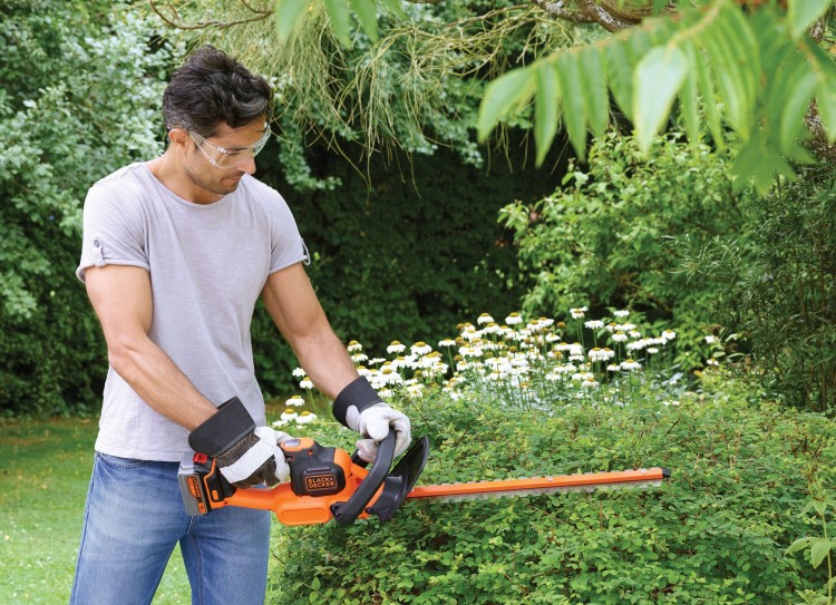 zastosowanie nożyc do żywopłotu akumulatorowych Black Decker