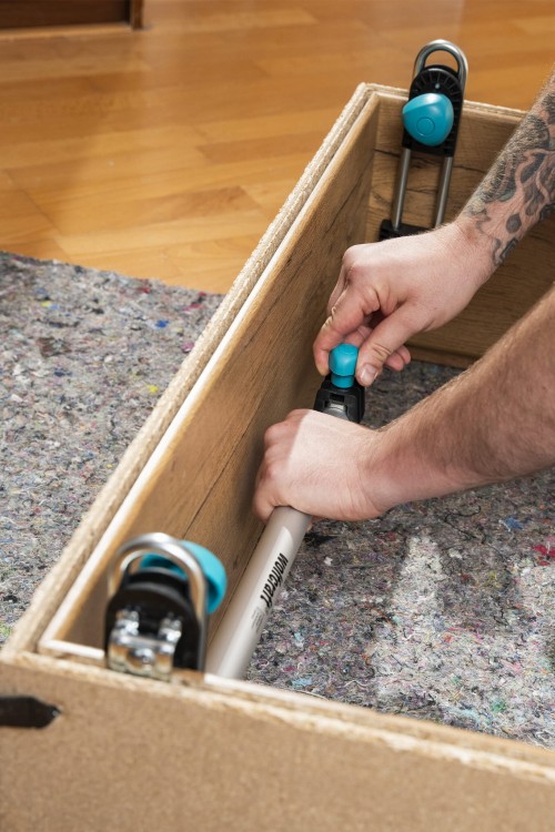 Rozpierak do drzwi WOLFCRAFT 3675000 w użyciu podczas montażu