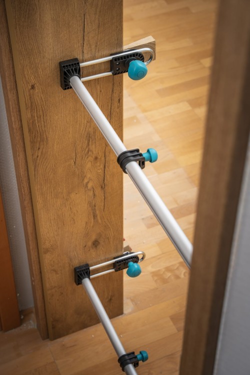 Montaż futryny z wykorzystaniem rozpieraka WOLFCRAFT