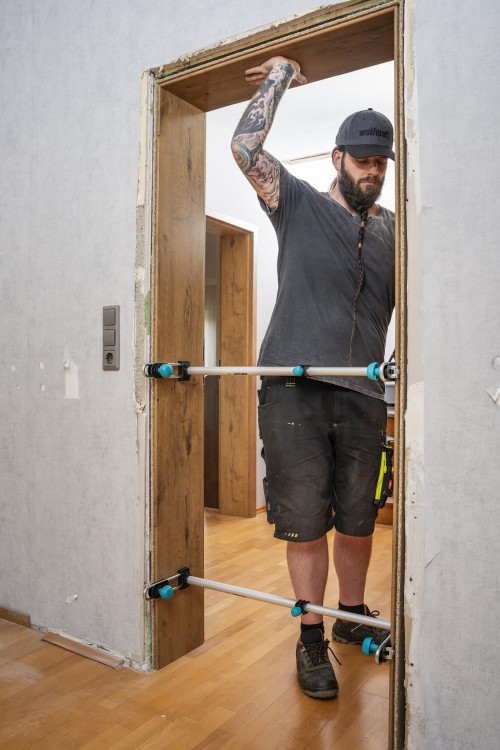 WOLFCRAFT 3675000 zamontowany w otworze drzwiowym