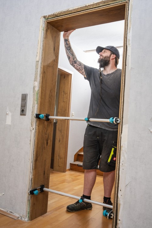 Ustawienie futryny z pomocą solidnego rozpieraka WOLFCRAFT