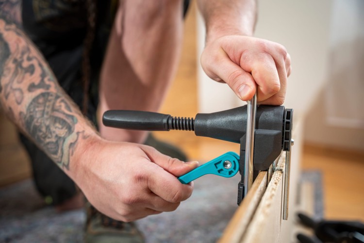 zastosowanie zestawu do montażu ościeżnic  WOLFCRAFT 3676000