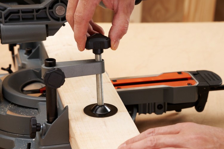 zastosowanie ukośnicy Black&Decker BES702