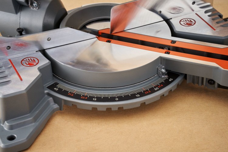 Piła ukośnica Black&Decker BES702 zastosowanie