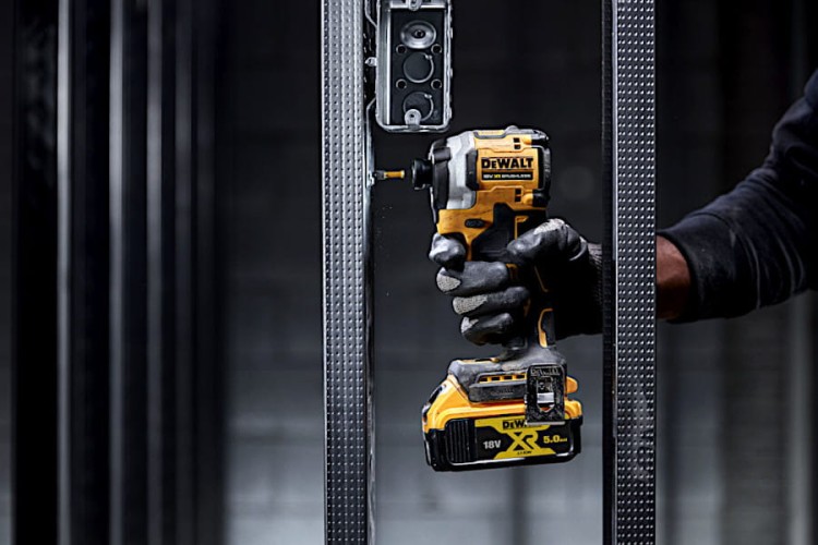 zastosowanie zakrętarki udarowej akumulatorowej DEWALT DCF850