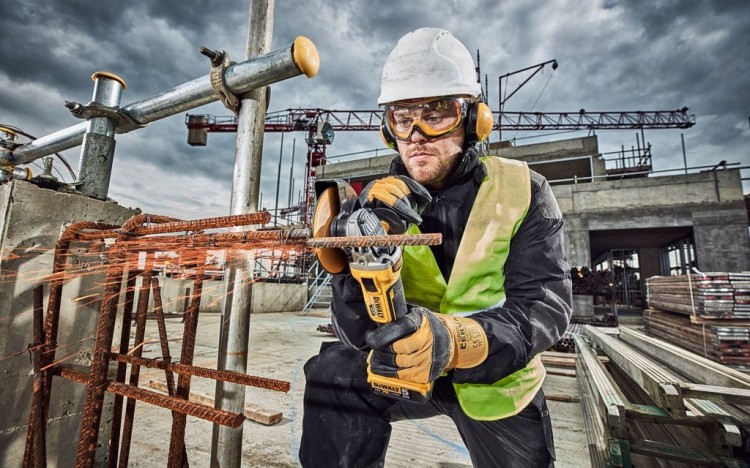 zastosowanie szlifierki kątowej akumulatorowej DEWALT DCG405