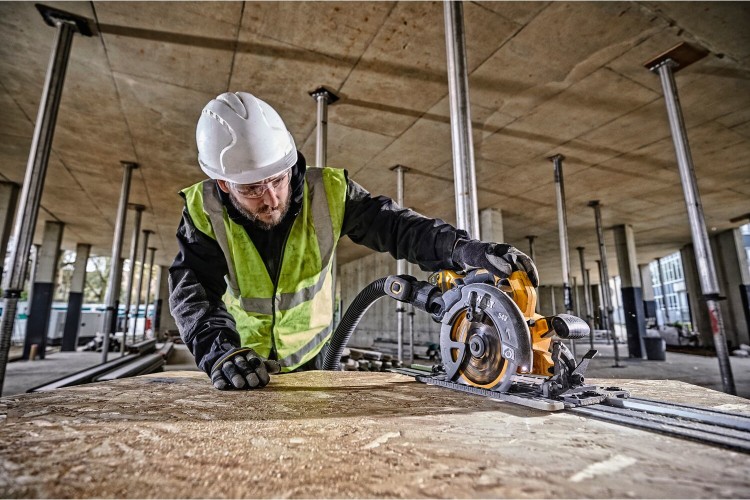 zastosowanie pilarki DeWALT DCS579