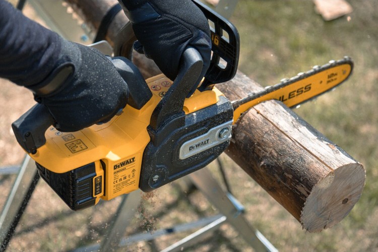 zastosowanie Piły łańcuchowej DEWALT DCMCS565