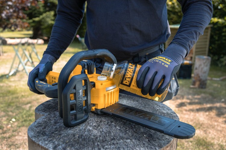zastosowanie Piły łańcuchowej DEWALT DCMCS565