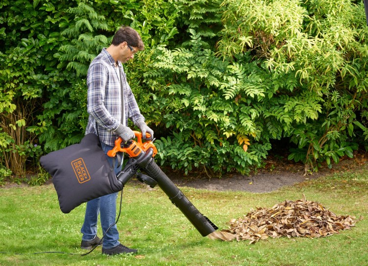 zastosowanie dmuchawy do liści Black Decker BEBLV260