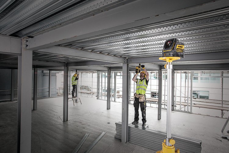 zastosowanie lasera liniowego wiązka czerwona DeWALT DW0811