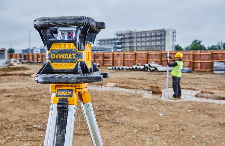 zastosowanie lasera samopoziomującego DeWALT DCE080D1RS