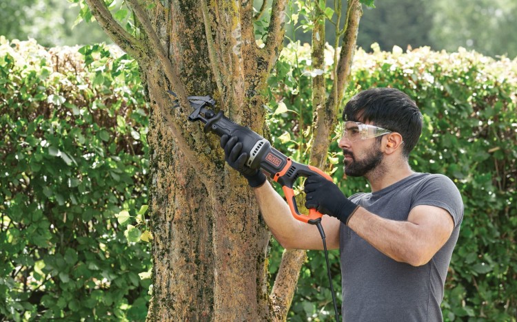 BLACK DECKER BES301 Piła szablasta750W do gałęzi