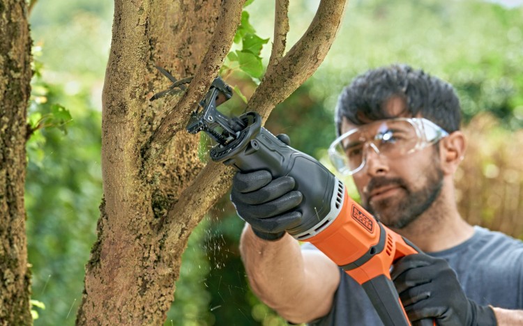 BLACK DECKER BES301 Piła szablasta do gałęzi