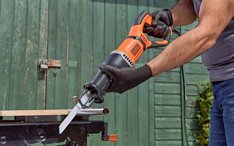 BLACK DECKER BES301 Piła szablasta do metalu