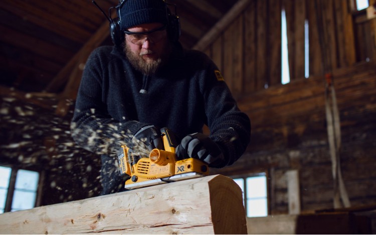zastosowanie struga akumulatorowego do drewna DeWALT DCP580