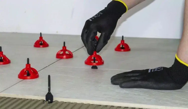 zastosowanie systemu do poziomowania płytek CYCLONE LEVEL SYSTEM Rubi