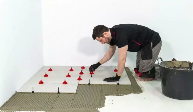 zastosowanie podstawy krzyżowej do poziomowania płytek CYCLONE LEVEL SYSTEM Rubi