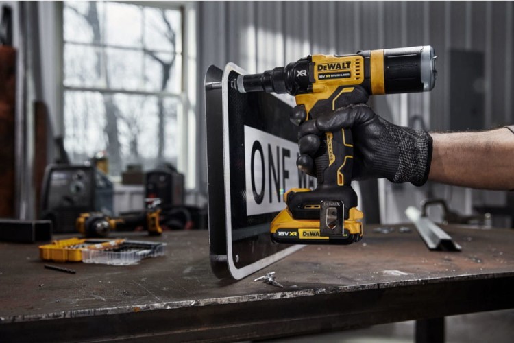 Zastosowanie nitownicy DEWALT DCF403