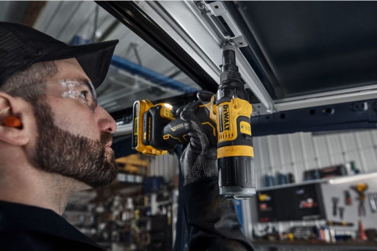 Zastosowanie nitownicy DEWALT DCF403