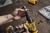 Zastosowanie nitownicy DEWALT DCF403
