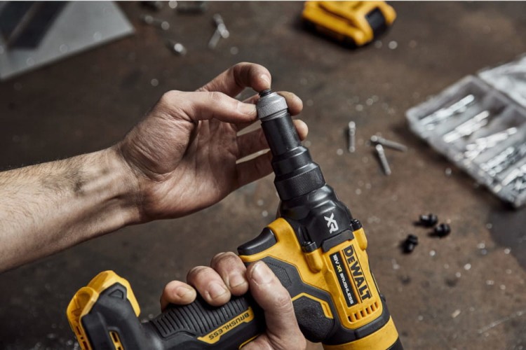 Zastosowanie nitownicy DEWALT DCF403