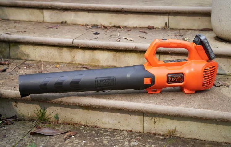 zastosowanie dmuchawy akumulatorowej 18V do liści BLACK DECKER BCBL200B