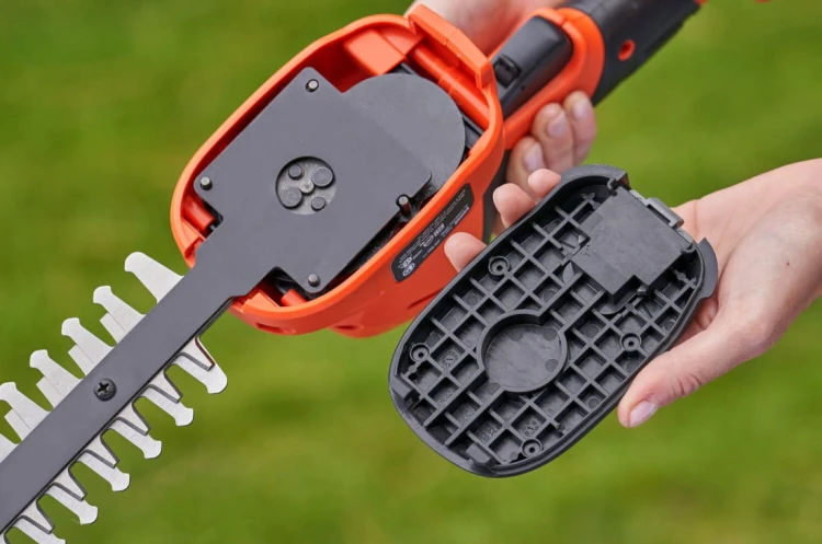 zastosowanie nożyc do żywopłoty 18V  BLACK DECKER BCSS18B