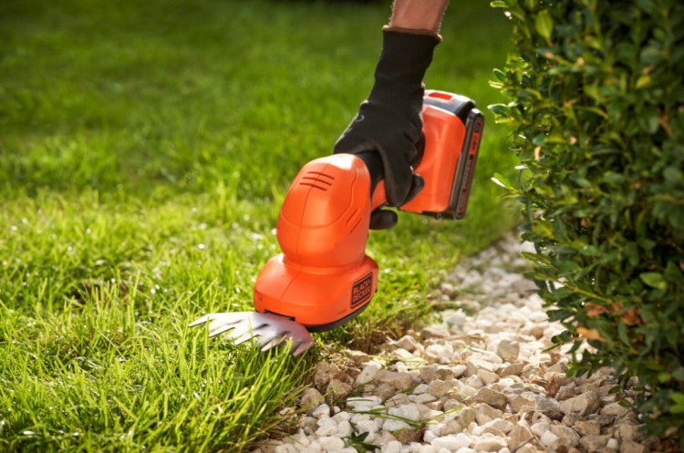 zastosowanie nożyc do trawy 18V  BLACK DECKER BCSS18B