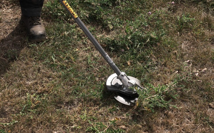zastosowanie przystawki kosy DeWALT DCMASBC1N