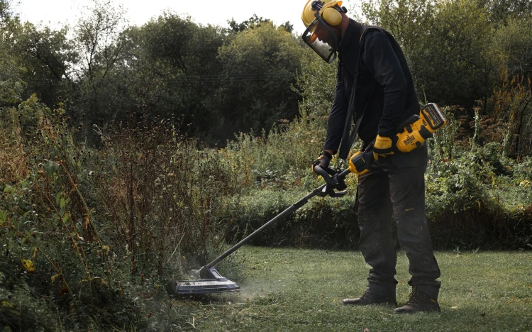 zastosowanie przystawki podkaszarki DeWALT DCMASST1
