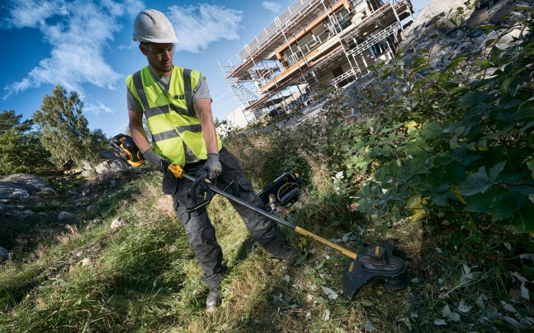 zastosowanie podkaszarki akumulatorowej 54V FlexVolt DeWALT DCM571