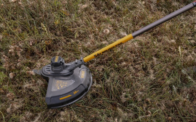 zastosowanie kosy akumulatorowej 54V FlexVolt DeWALT DCM571