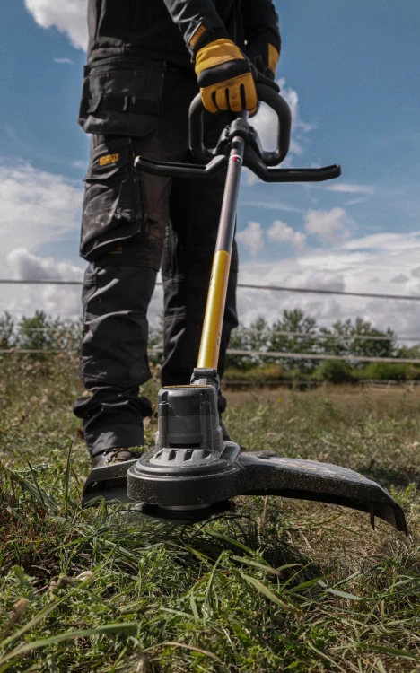 zastosowanie podkaszarki 54V DeWALT DCM571