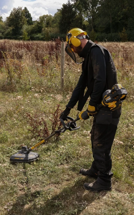 zastosowanie podkaszarki 54V FlexVolt DeWALT DCM571